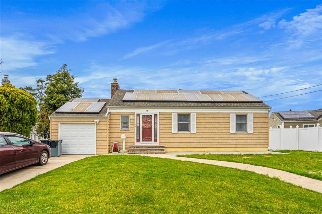 19 Parkside Lane, North Babylon, NY 11703