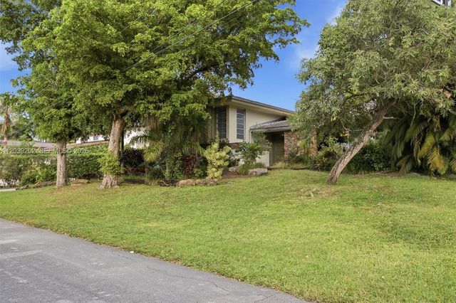 19015 E Saint Andrews Drive, Hialeah, FL 33015