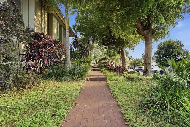 19015 E Saint Andrews Drive, Hialeah, FL 33015
