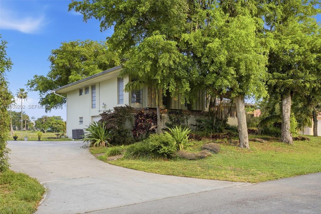 19015 E Saint Andrews Drive, Hialeah, FL 33015