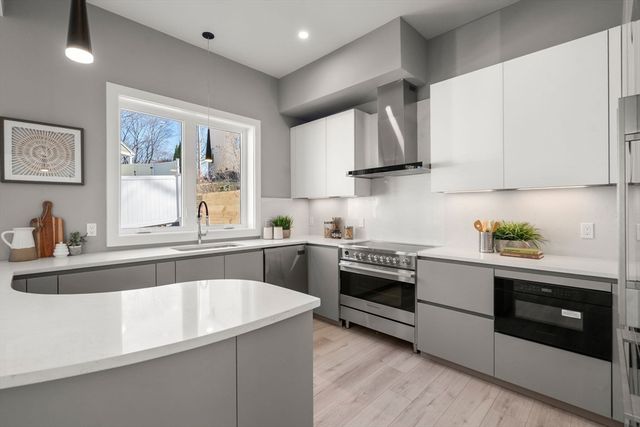 24 Wilson Cir 24, Newton, MA 02461