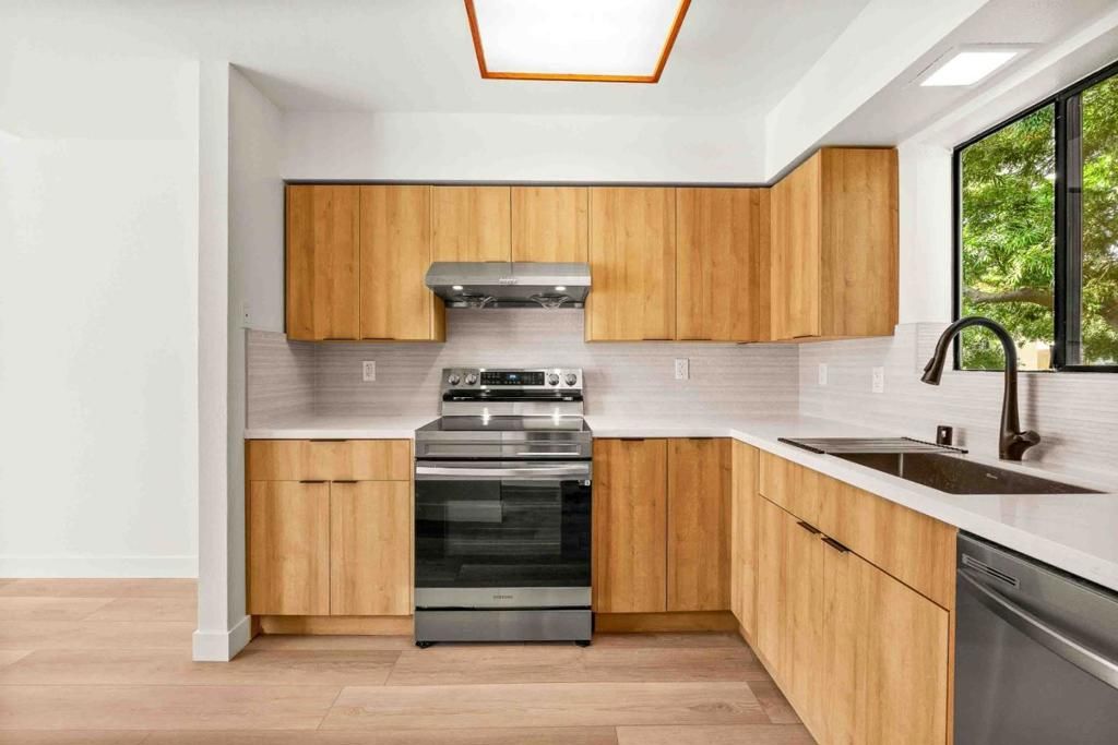 Image 6 of property listing at 711 S Bayshore Boulevard 22, San Mateo, CA 94401