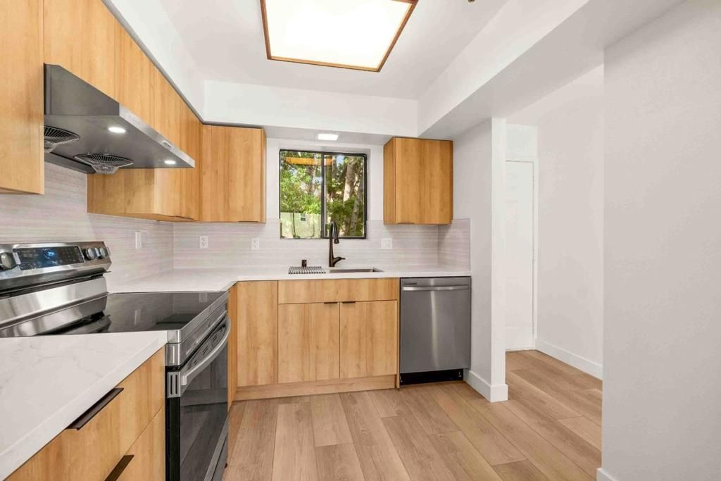 Image 7 of property listing at 711 S Bayshore Boulevard 22, San Mateo, CA 94401