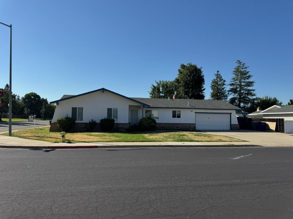 2192 Beverly Avenue, Clovis, CA 93611