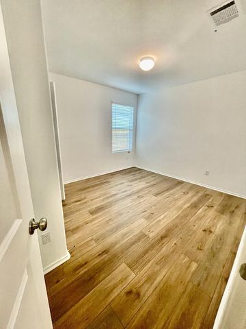 437 Perfect World LOOP, Jarrell, TX 76537