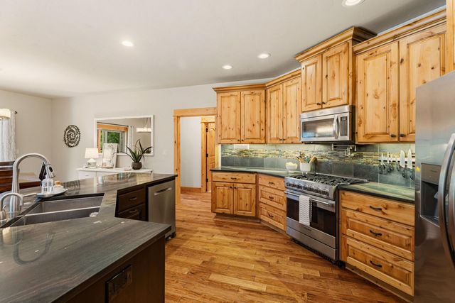 21125 Bear Creek Road, Bend, OR 97701