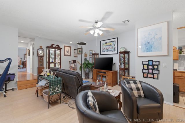 1504 Carey Drive, Grove, OK 74344