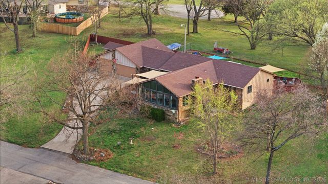 1504 Carey Drive, Grove, OK 74344