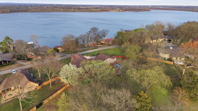 1504 Carey Drive, Grove, OK 74344