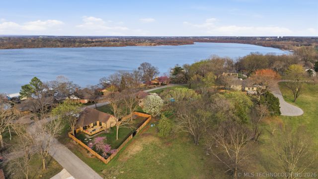 1504 Carey Drive, Grove, OK 74344