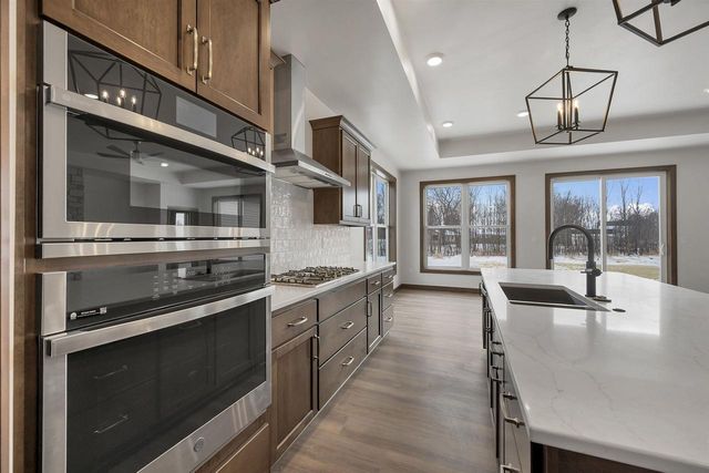 1617 N HONEYSUCKLE CIRCLE, De Pere, WI 54115