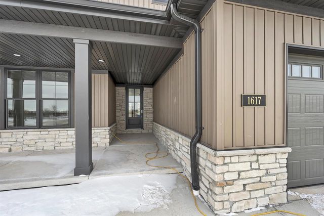 1617 N HONEYSUCKLE CIRCLE, De Pere, WI 54115