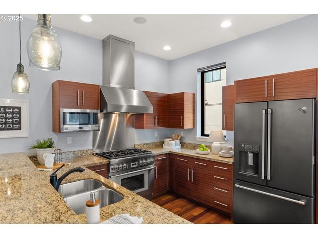 1622 Nw RIVERSCAPE St, Portland, OR 97209