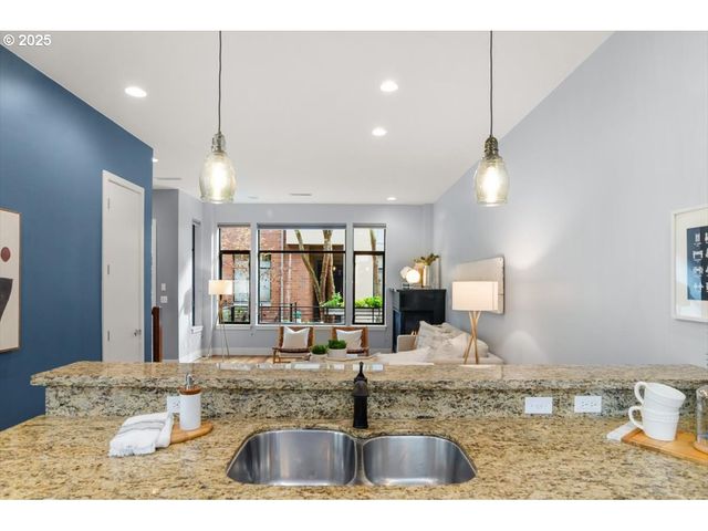 1622 Nw RIVERSCAPE St, Portland, OR 97209