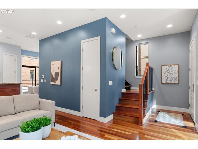 1622 Nw RIVERSCAPE St, Portland, OR 97209