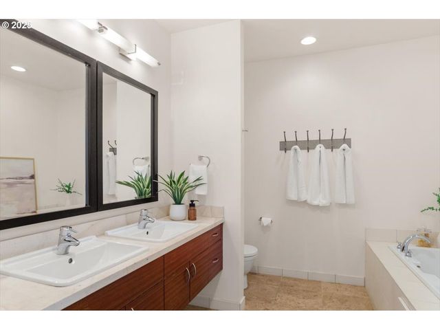 1622 Nw RIVERSCAPE St, Portland, OR 97209