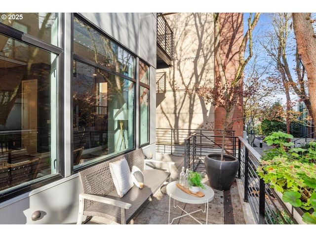 1622 Nw RIVERSCAPE St, Portland, OR 97209