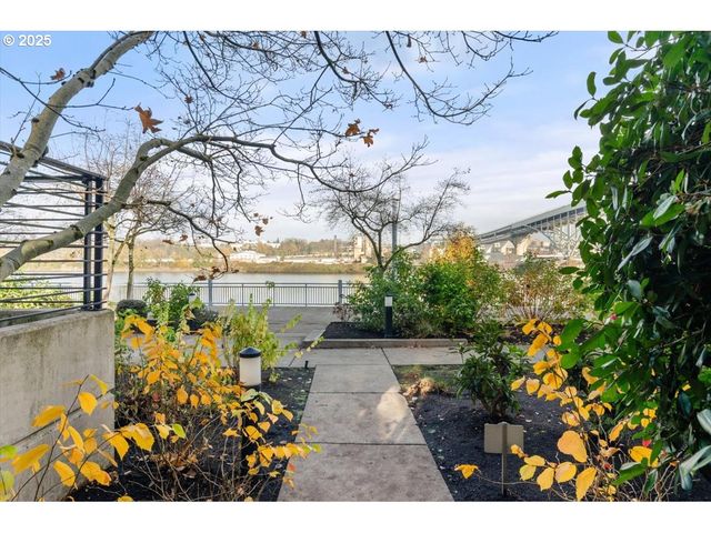 1622 Nw RIVERSCAPE St, Portland, OR 97209