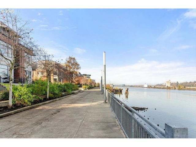 1622 Nw RIVERSCAPE St, Portland, OR 97209