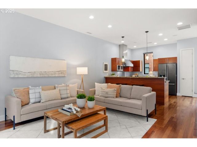 1622 Nw RIVERSCAPE St, Portland, OR 97209