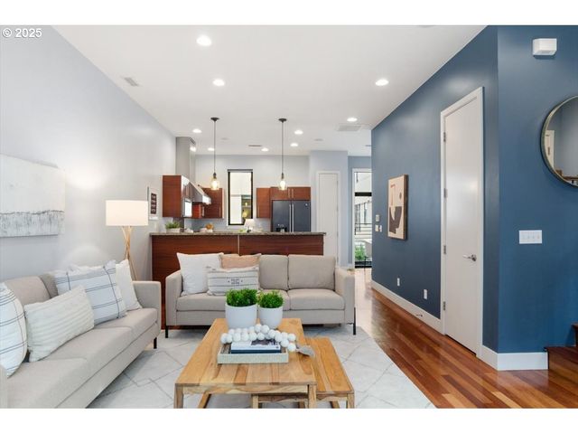 1622 Nw RIVERSCAPE St, Portland, OR 97209