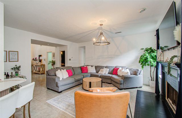 47 W Tallowberry Drive, The Woodlands, TX 77381
