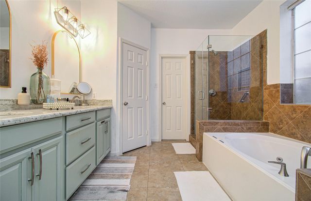 47 W Tallowberry Drive, The Woodlands, TX 77381
