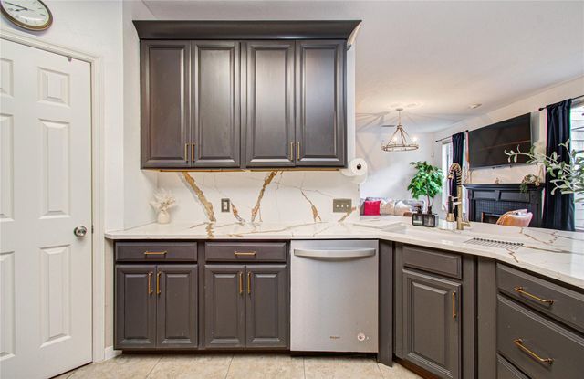 47 W Tallowberry Drive, The Woodlands, TX 77381