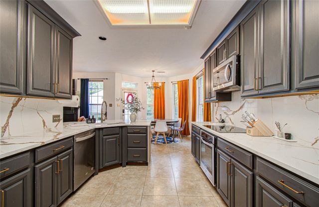 47 W Tallowberry Drive, The Woodlands, TX 77381