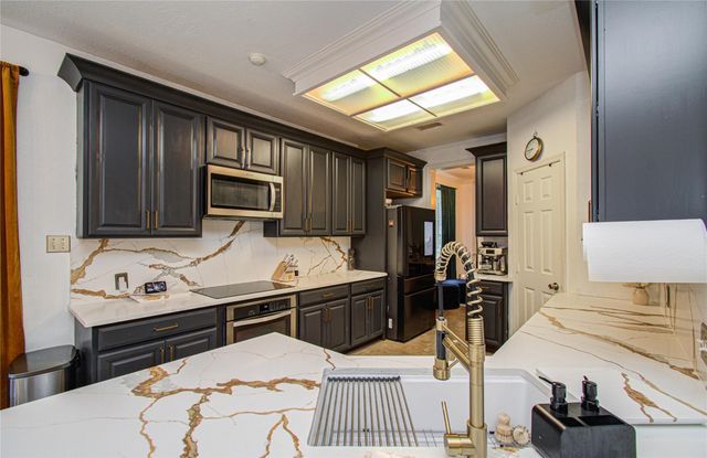 47 W Tallowberry Drive, The Woodlands, TX 77381