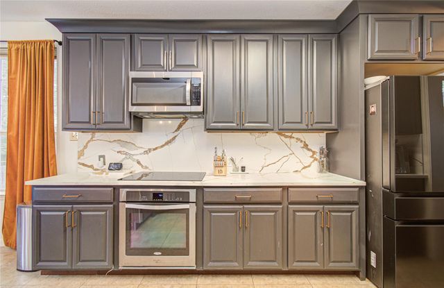 47 W Tallowberry Drive, The Woodlands, TX 77381