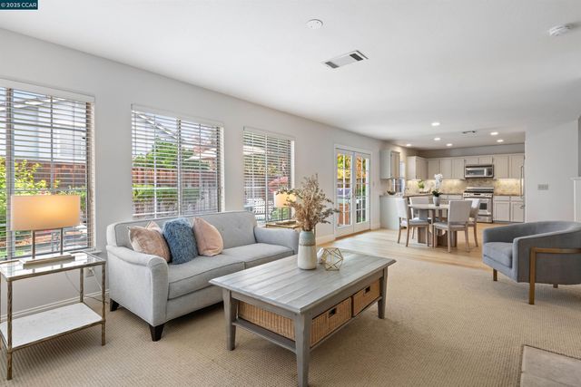 321 Liveoak Ct, Martinez, CA 94553