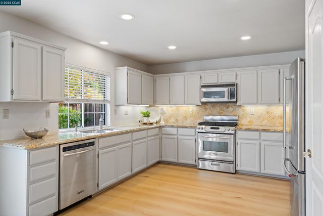 321 Liveoak Ct, Martinez, CA 94553