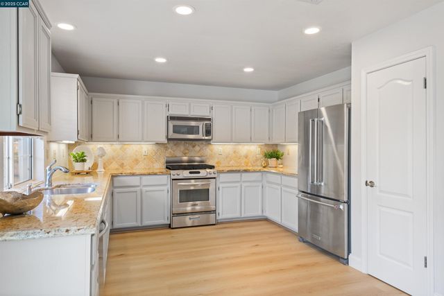 321 Liveoak Ct, Martinez, CA 94553