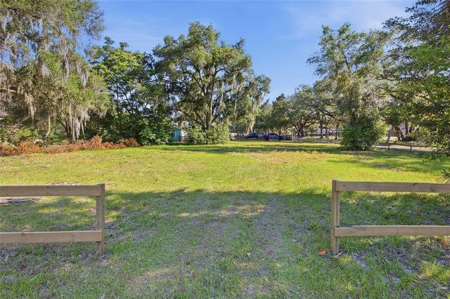 105 W HERMOSA STREET, Lady Lake, FL 32159