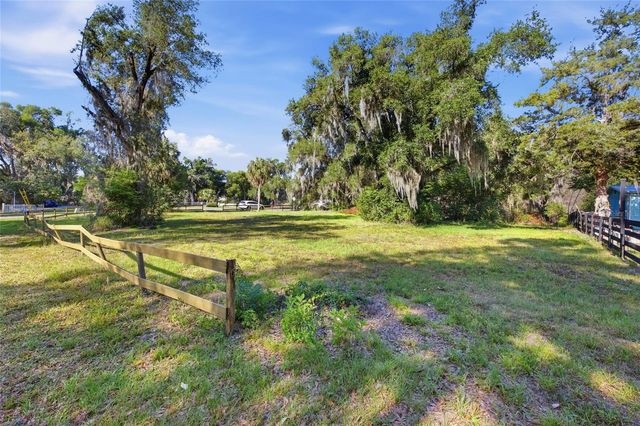 105 W HERMOSA STREET, Lady Lake, FL 32159