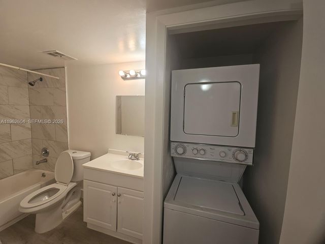 177 Lakeview Dr 103, Weston, FL 33326