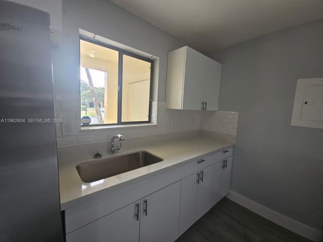 177 Lakeview Dr 103, Weston, FL 33326