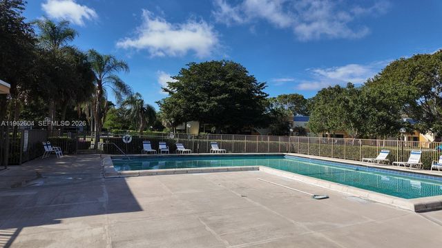 177 Lakeview Dr 103, Weston, FL 33326