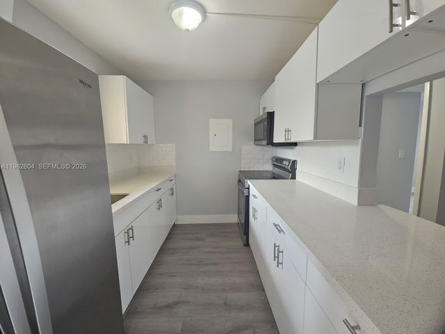 177 Lakeview Dr 103, Weston, FL 33326