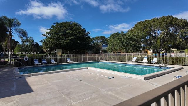 177 Lakeview Dr 103, Weston, FL 33326