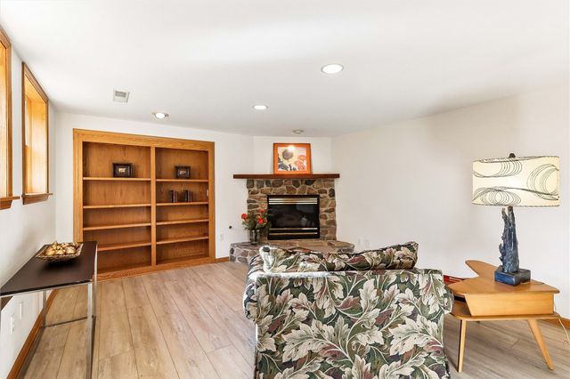 420 Lexington Ave, Iowa City, IA 52246