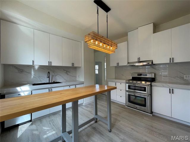 7349 Elm Avenue, St Louis, MO 63143