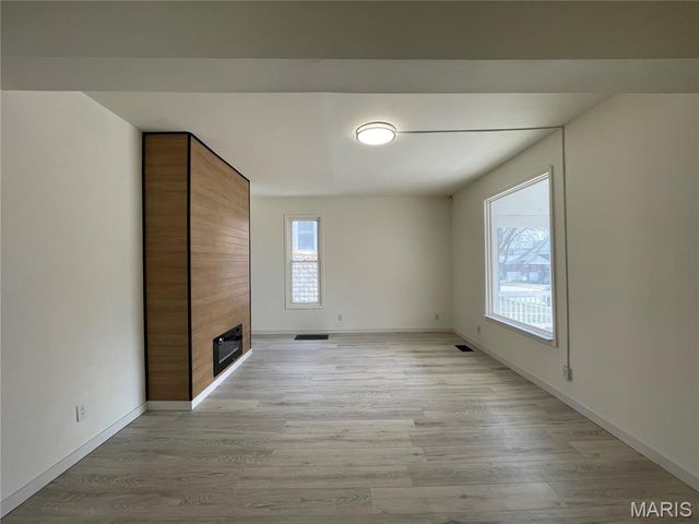 7349 Elm Avenue, St Louis, MO 63143