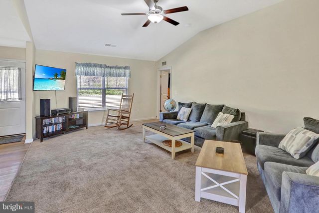 215 WYETH AVE, Martinsburg, WV 25401