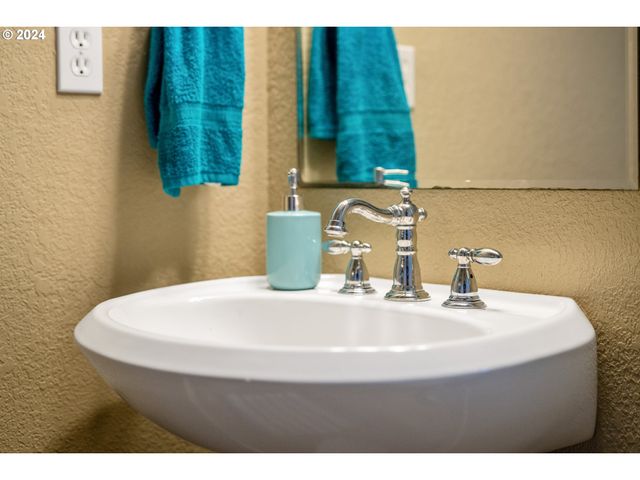 350 Ne HARBOR VIEW Pl, Depoe Bay, OR 97341