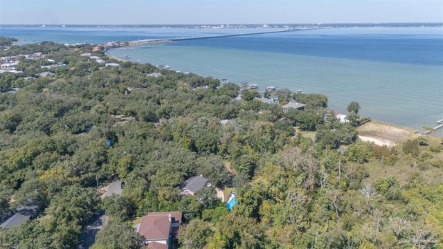 417 Canterbury Ln, Gulf Breeze, FL 32561