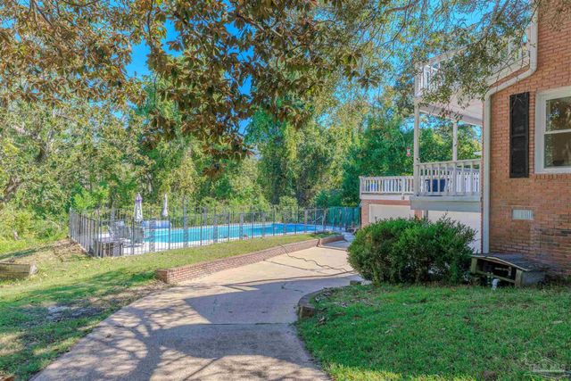 417 Canterbury Ln, Gulf Breeze, FL 32561