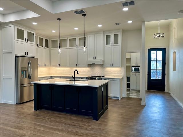 1760 Paraiso Dr, Kingsville, TX 78363