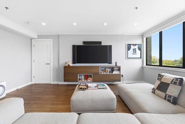 250 Hammond Pond Pkwy 716S, Newton, MA 02467